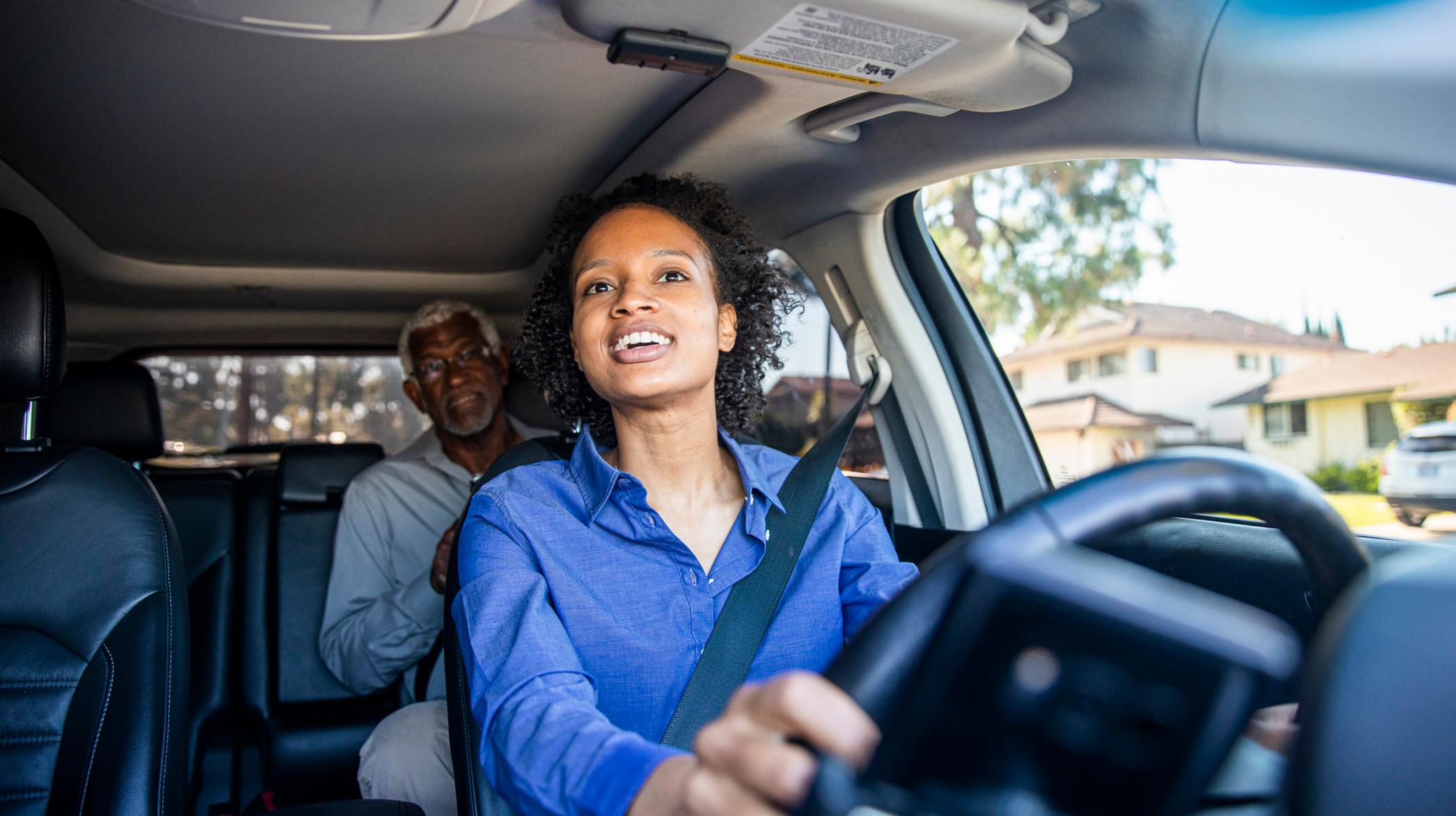 An uber driver picking up client 1000x560 An uber driver picking up client 1000x560